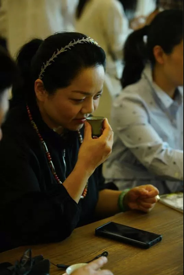 這場七彩云南?超級(jí)跨界茶會(huì)，呈現(xiàn)了一個(gè)高端茶會(huì)的樣板，和一種生活方式的共鳴！