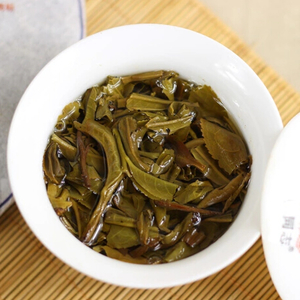 茶葉脈明顯，舒展性好，完全符合古樹茶的標(biāo)準(zhǔn)，好茶不容錯(cuò)過（撬茶方法也關(guān)系到葉底完整度，親們撬茶時(shí)候要多加注意）。