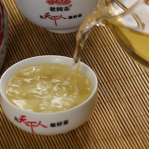 老班章的苦澀退化很快，一分鐘左右就轉(zhuǎn)而回甘，飲過老班章之后整個(gè)口腔和咽喉會(huì)感到甜而滑潤(rùn)，而且時(shí)間會(huì)很長(zhǎng)，如果沒有吃什么刺激性食物，這種甘潤(rùn)感會(huì)持續(xù)幾個(gè)小時(shí)。