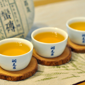 潤元昌2015蠻磚青餅茶湯