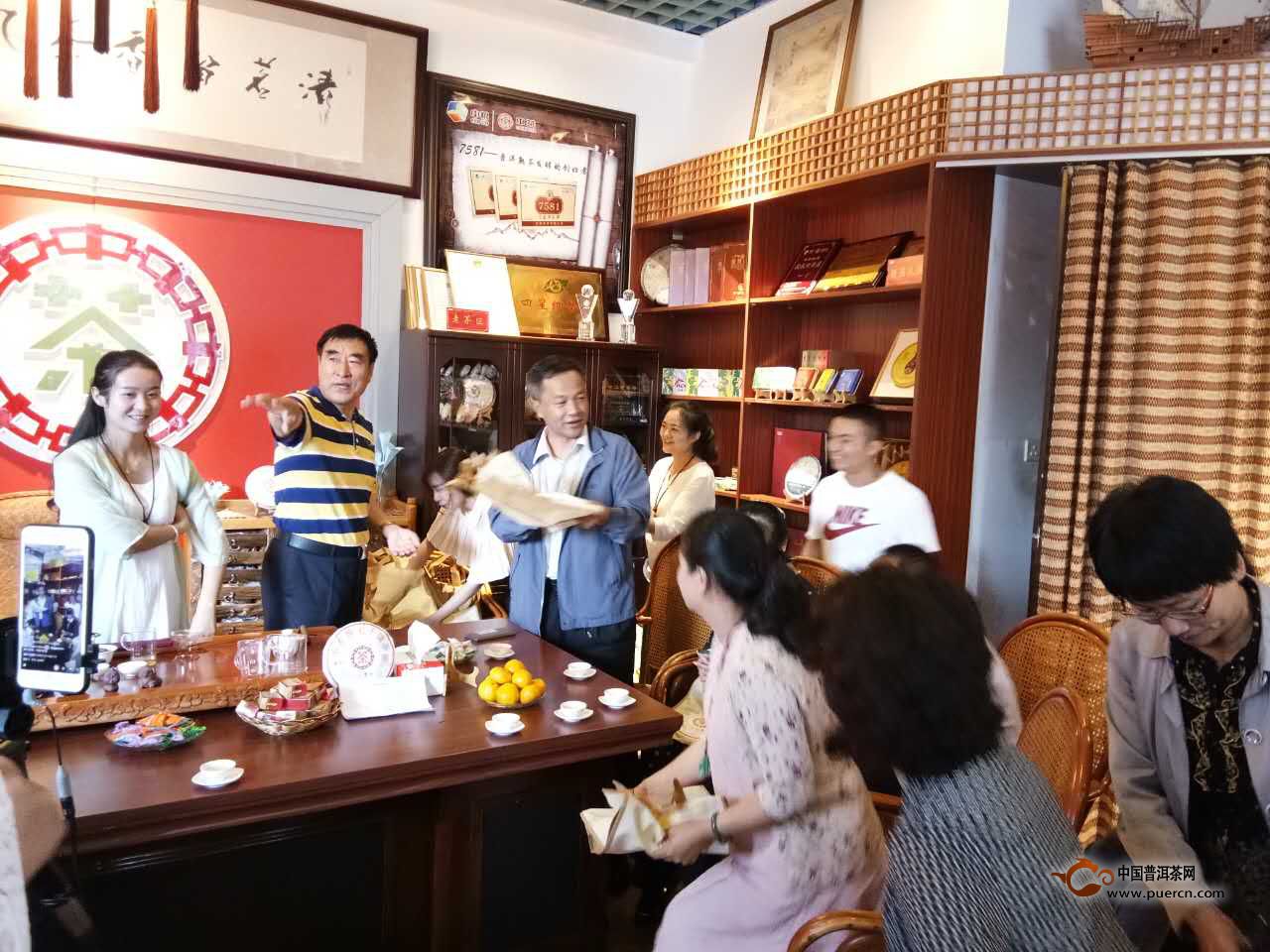 “中茶2017年臻品黃印生餅”康樂三店聯(lián)動品鑒之簽贈環(huán)節(jié)